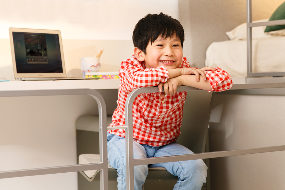 小男孩在卧室 小男孩在卧室