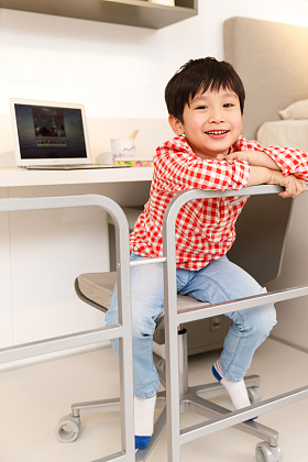 小男孩在卧室图片