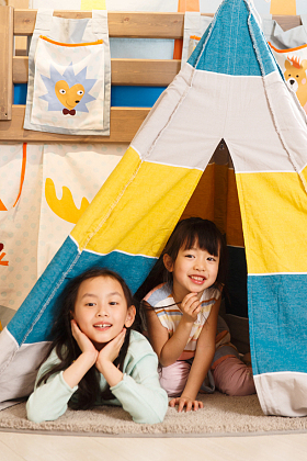 可爱的小女孩在帐篷里玩耍图片