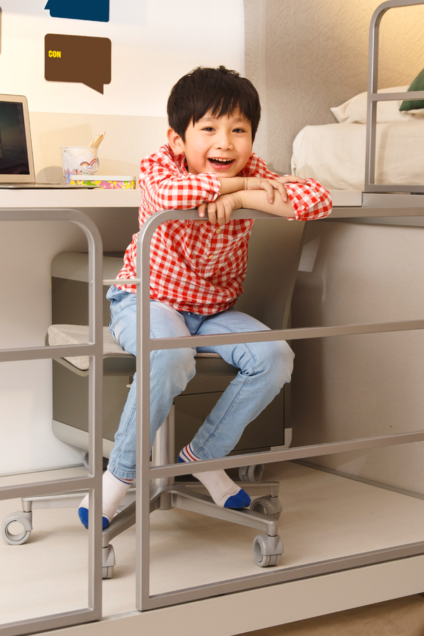 小男孩在卧室图片