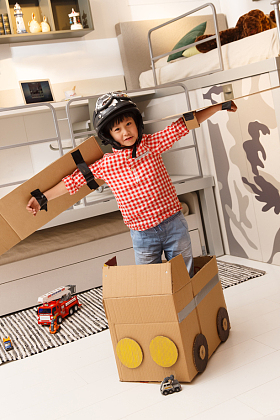 小男孩在卧室玩耍图片