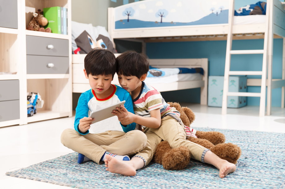 两个男孩在使用平板电脑 两个男孩在使用平板电脑