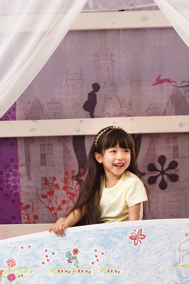 可爱的小女孩在床上玩耍图片 可爱的小女孩在床上玩耍图片