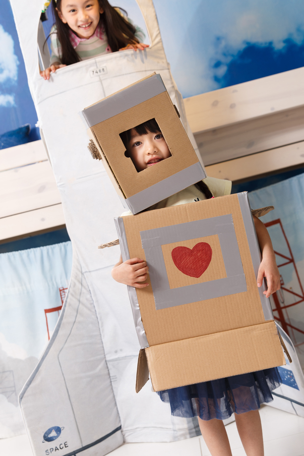 可爱的小女孩在玩太空探索图片 可爱的小女孩在玩太空探索图片