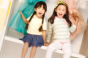 可爱的小女孩坐在衣柜