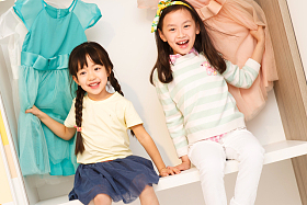 可爱的小女孩坐在衣柜