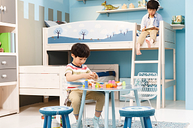 兄弟俩在卧室玩耍