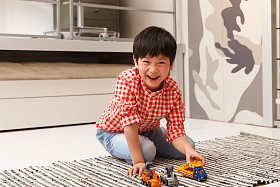 小男孩在地毯上玩耍图片