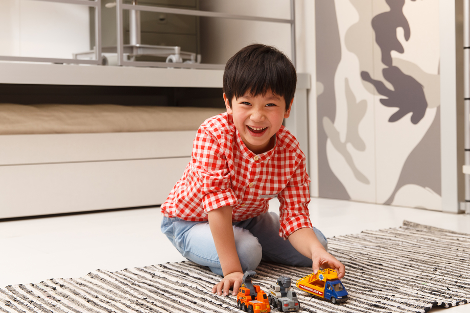 小男孩在地毯上玩耍图片 小男孩在地毯上玩耍图片