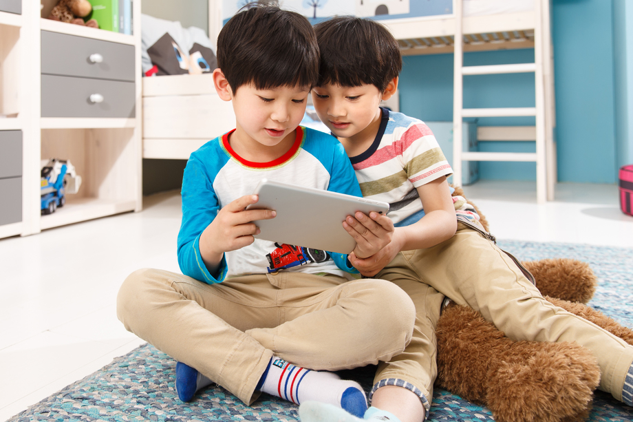 两个男孩在使用平板电脑 两个男孩在使用平板电脑