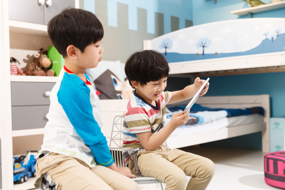 两个男孩在使用平板电脑图片 两个男孩在使用平板电脑图片