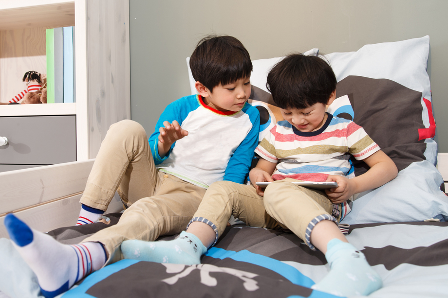 两个男孩在使用平板电脑图片 两个男孩在使用平板电脑图片