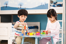 可爱的儿童玩积木图片