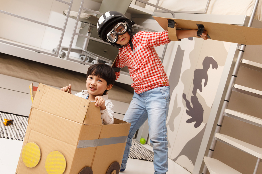 兄弟俩在卧室玩耍图片 兄弟俩在卧室玩耍图片