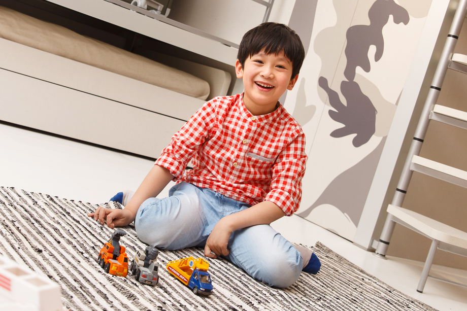 小男孩在地毯上玩耍照片 小男孩在地毯上玩耍照片