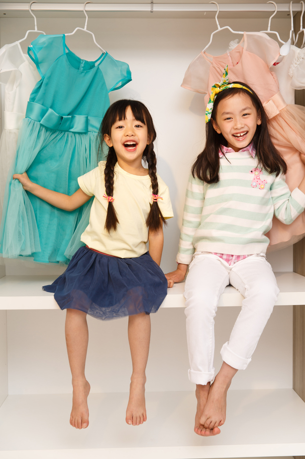 可爱的小女孩坐在衣柜 可爱的小女孩坐在衣柜