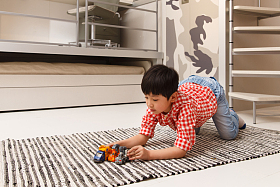 小男孩在地毯上玩耍图片
