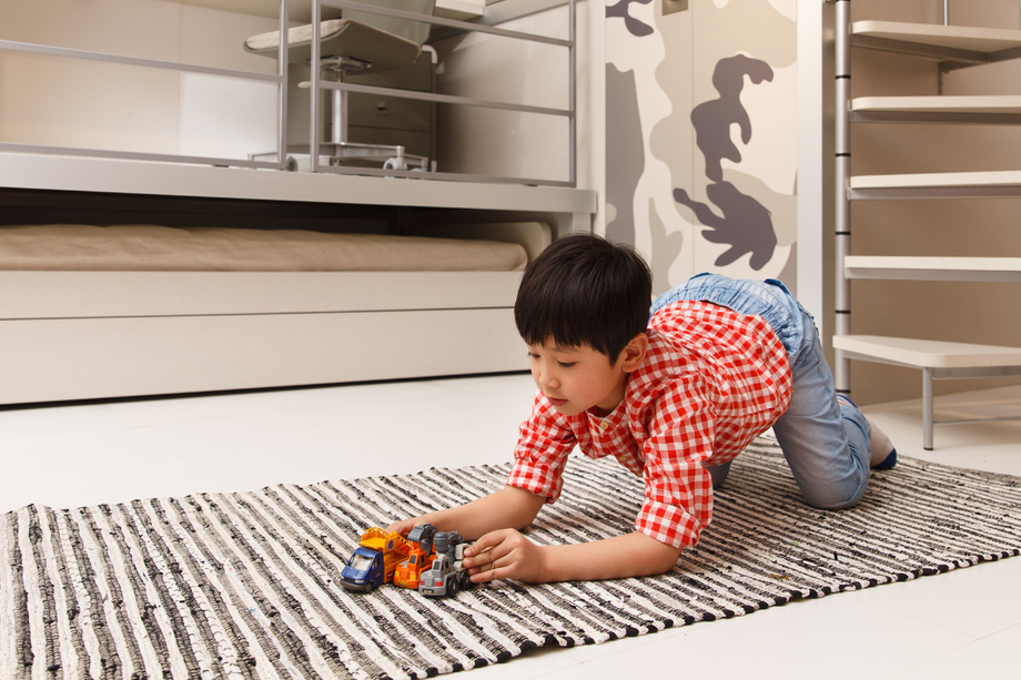 小男孩在地毯上玩耍图片 小男孩在地毯上玩耍图片