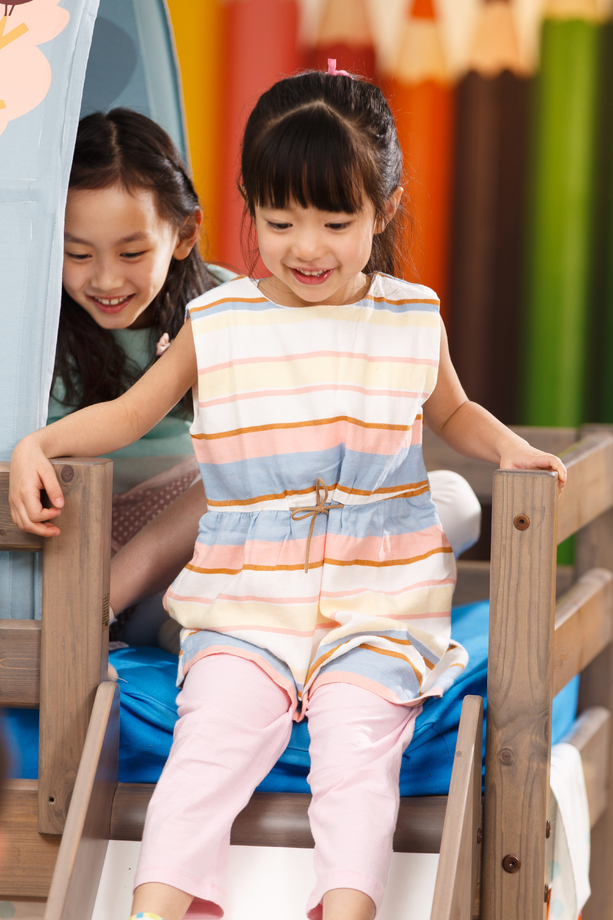 可爱的女孩在床上玩耍 可爱的女孩在床上玩耍