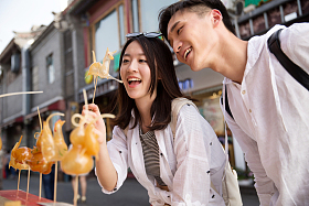 快乐情侣拿着糖人照片