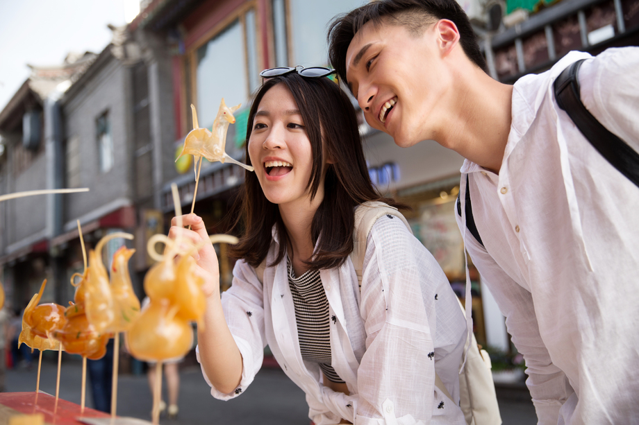 快乐情侣拿着糖人照片 快乐情侣拿着糖人照片