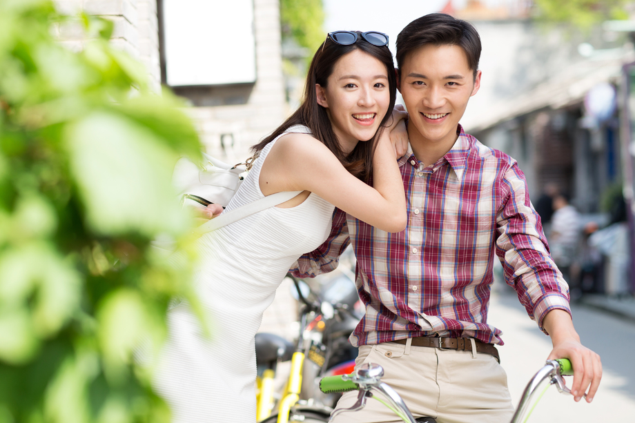 快乐情侣逛街图片