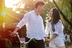 快乐情侣逛街图片