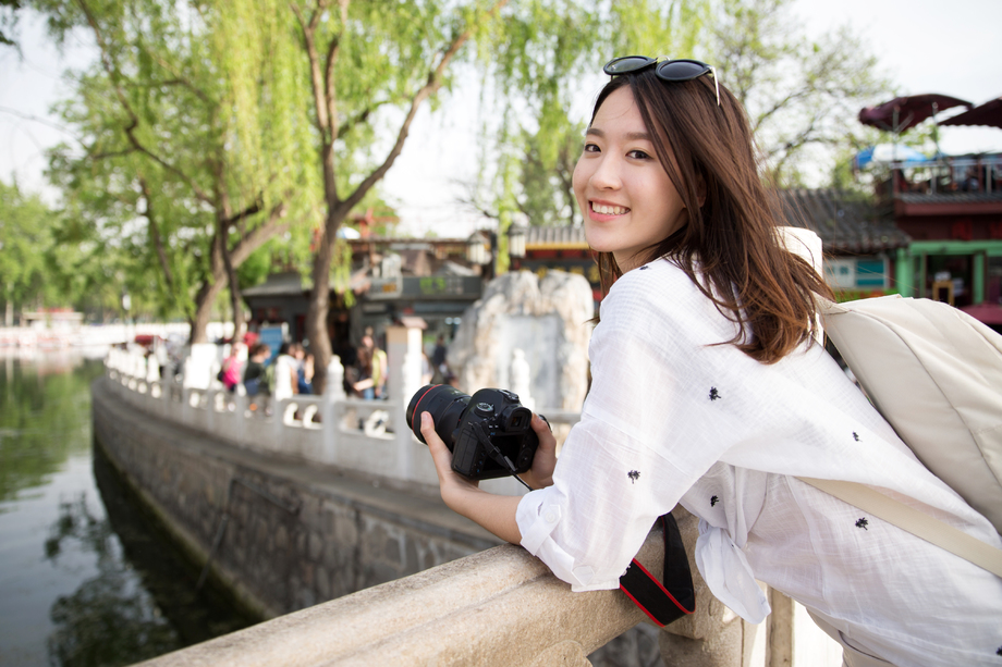 快乐女孩旅行图片