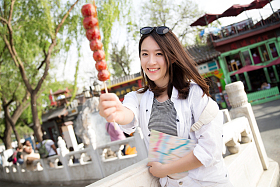 快乐女孩拿着糖葫芦