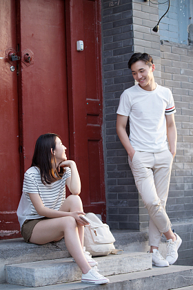 青年情侣在门口交谈图片