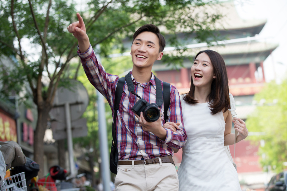 青年情侣旅游图片