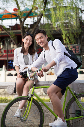 快乐的青年情侣