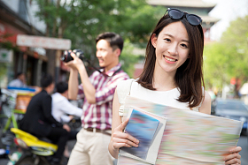 青年女人拿着地图旅