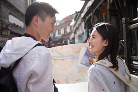 青年情侣看地图旅游图片