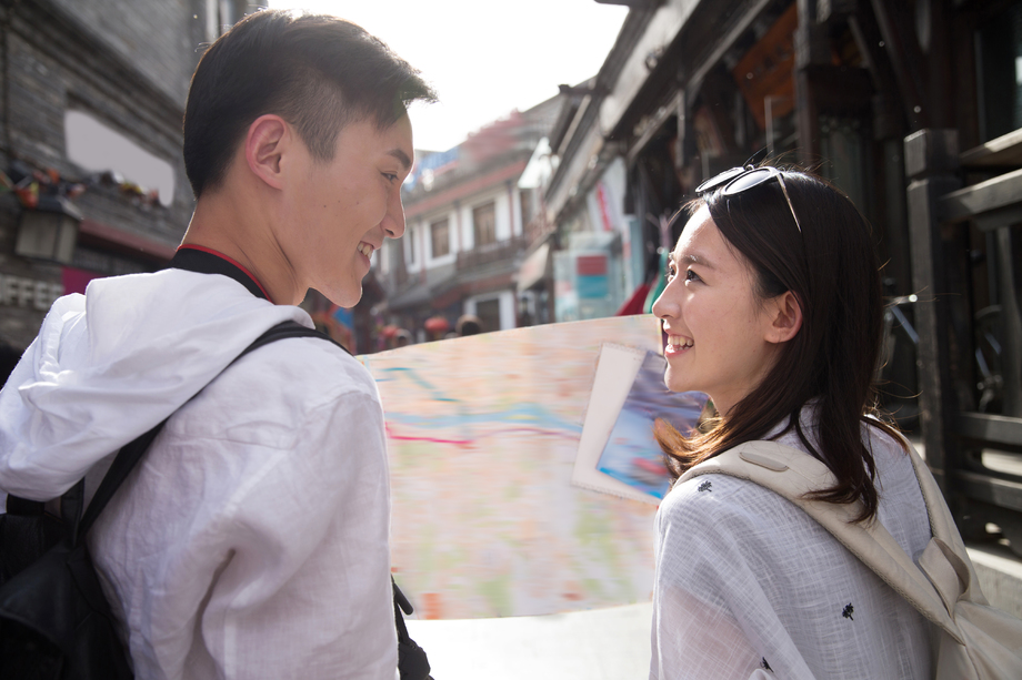 青年情侣看地图旅游图片 青年情侣看地图旅游图片