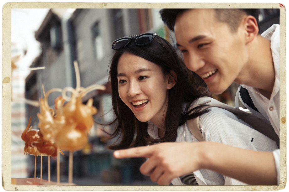 快乐情侣街边看糖人图片 快乐情侣街边看糖人图片