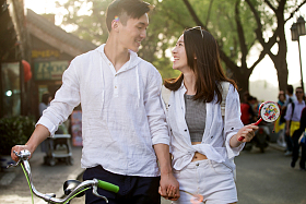 快乐情侣逛街图片