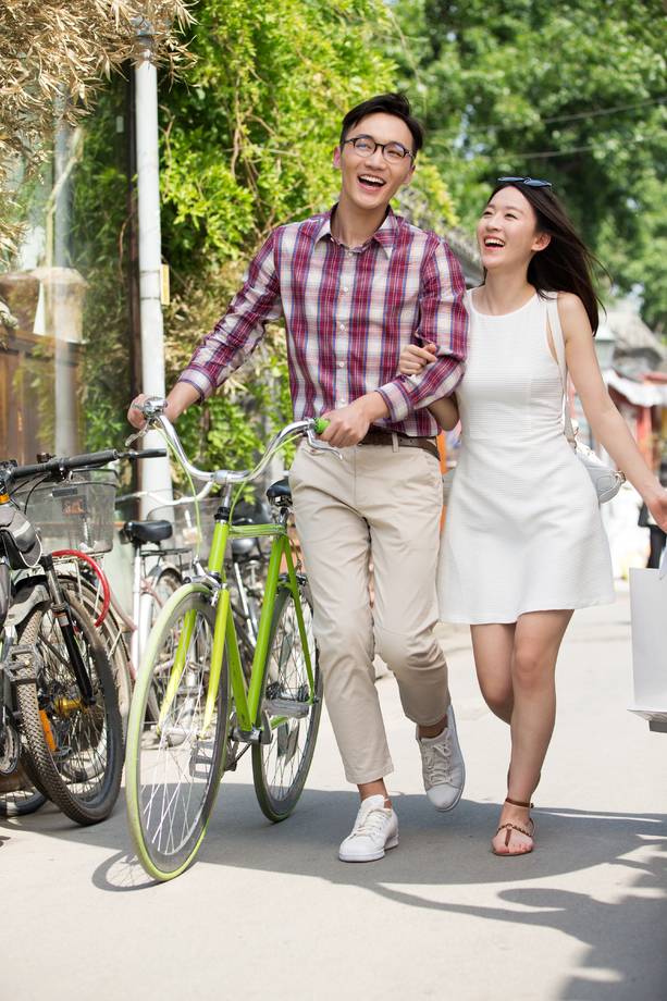 快乐情侣逛街图片