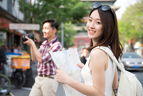 青年女人拿着地图旅