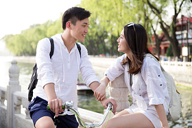 快乐的青年情侣照片