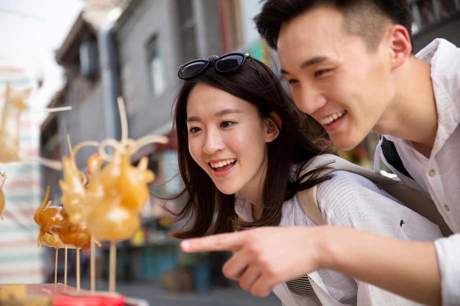 快乐情侣街边看糖人 快乐情侣街边看糖人