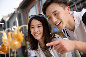 快乐情侣街边看糖人图片