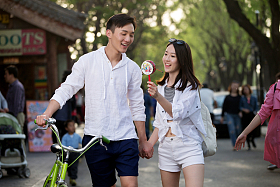 快乐情侣逛街图片