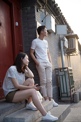 青年情侣坐在门口图片