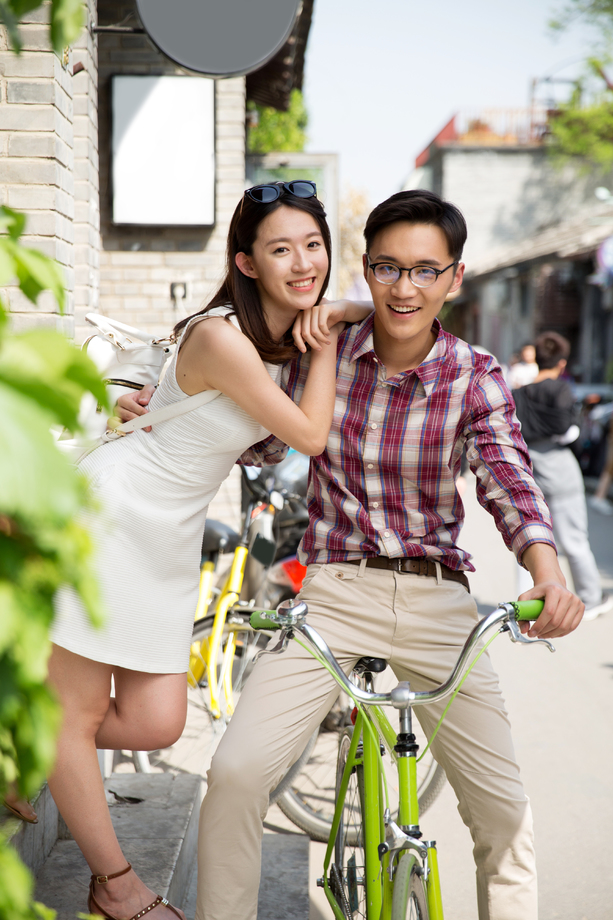 快乐情侣逛街图片