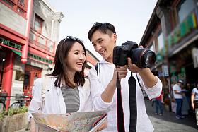 青年情侣旅游照相