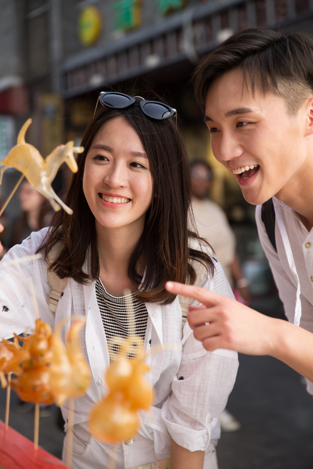 快乐情侣街边看糖人 快乐情侣街边看糖人