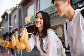 快乐情侣街边看糖人