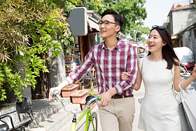 快乐情侣逛街旅