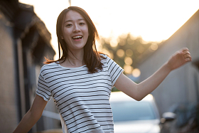 快乐的年轻女孩照片